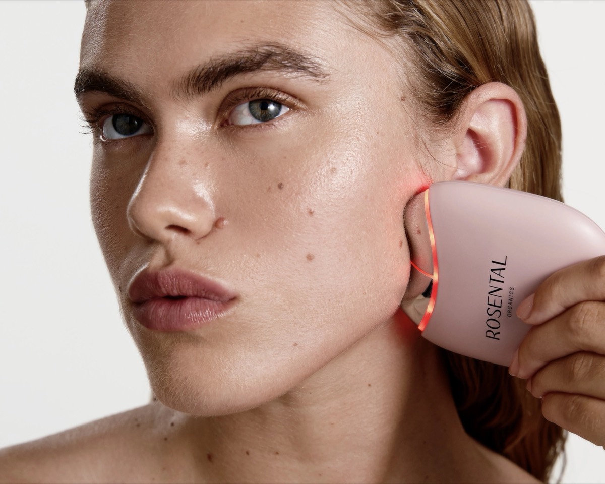 Wie benutzt man einen Gua Sha im Gesicht richtig? Deine Face-Yoga-Anleitung für zuhause