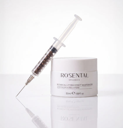 Tiegel Botanical Lifting Effect Moisturizer von Rosental Organics neben einer mit Koffein-Pellets gefüllten Spritze